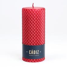 Červená vianočná sviečka CADIZ s textúrou.