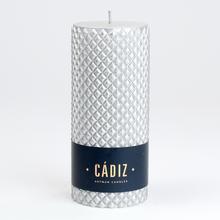 Strieborná vianočná sviečka CADIZ s textúrou.