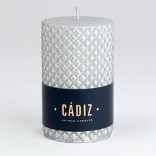 Vianočná sviečka CADIZ v striebornej farbe.