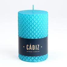 Tyrkysová vianočná sviečka CADIZ s textúrou.