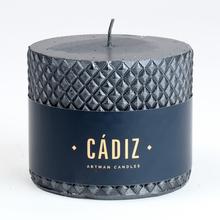Čierna sviečka CADIZ s textúrou.
