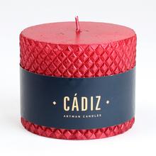 Červená sviečka CADIZ s metalickým povrchom.
