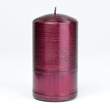 Vianočná sviečka v bordovej farbe s metalickým povrchom.