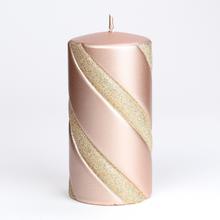 Ružovo-zlatá vianočná sviečka s pásikmi