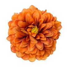 Umelá hlava dahlie v oranžovej farbe.