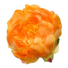 Umelá hlava pivónie v oranžovej farbe.