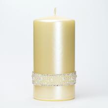 Vianočná sviečka s opálovým vzhľadom a metalickým krémovým povrchom.