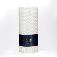 Biela vianočná sviečka CADIZ s textúrou.