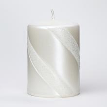 Biela vianočná sviečka s pásikom