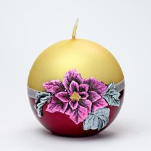 Vianočná sviečka v tvare hviezdy s dekoráciou.