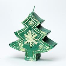 Zelená sviečka v tvare stromčeka so snehovou vločkou.