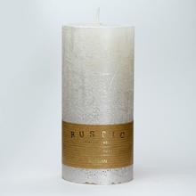 Rustikálna metalická sviečka v perlovej farbe.