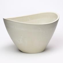 Vysoká biela misa na kvety z umelého materiálu.