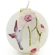 Ružová sviečka s orchideami a kolibríkom.