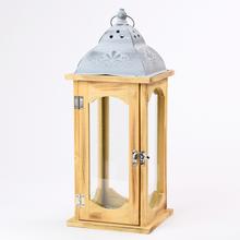Lampáš z dreva a kovu s rozmermi 16x16x42cm.