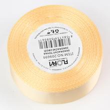 Satenová stuha v krémovej farbe, šírka 25 mm, dĺžka 15 m.