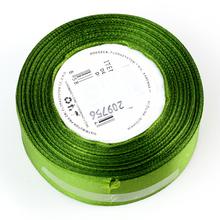 Satenová stuha v tmavozelenej farbe, šírka 25 mm, dĺžka 15 m.