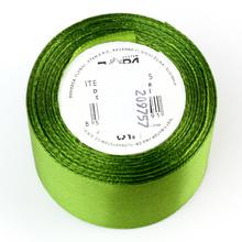 Satenová stuha v tmavozelenej farbe, šírka 38 mm, dĺžka 15 m.