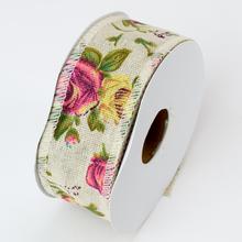 Látková stuha s ružovým vzorom, šírka 4 cm, dĺžka 10 m.