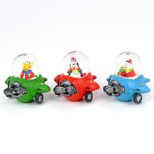 Vianočné ťažítko lietadlo s postavičkami v guľovej časti.