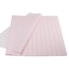 Baliaci papier s hviezdičkami v ružovej farbe.