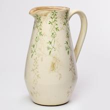 Keramický džbán so zeleným vzorom a uchom.