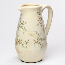 Keramický džbán s uchom a kvetinovým vzorom.