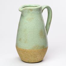 Zelený keramický džbán s uchom