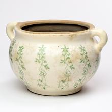 Keramický obal s ušami v zelenom vzore.