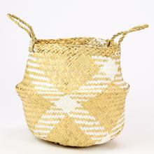 Koš z morskej trávy s bielymi pruhmi.