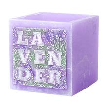 Fialová sviečka s nápisom LAVENDER a kvetinovým vzorom.