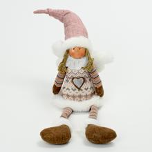 Textilný anjel sediaci s ružovým klobúkom a srdiečkom na šatách.