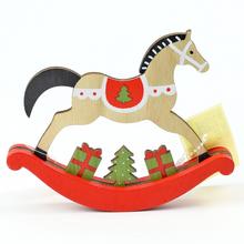 Hojdací koník z dreva v červenej a bielej farbe.