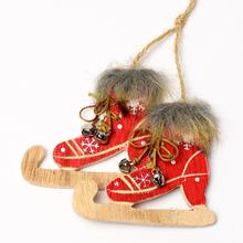 Drevený záves v tvare korčúľ, červený s ozdobami.