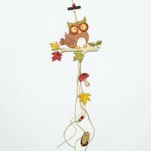 Záves sova z dreva s jesennými dekoráciami.