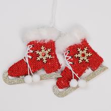 Červené korčule na zavesenie s bielou kožušinou a ozdobami.