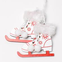 Biele drevené korčule s ozdobnými detailmi.