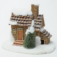 Domček z prírodných materiálov s ozdobami na Vianoce.