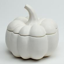 Biela porcelánová dóza v tvare tekvice.