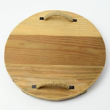 Kruhový drevený podnos s dvoma úchytkami.