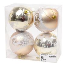 Sada štyroch zlatých vianočných guličiek s dekoratívnym vzorom.