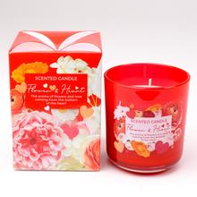 Aromatická sviečka vo skle s kvetinovým a srdiečkovým dizajnom.