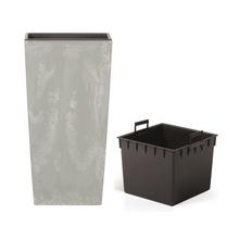 Štvorcový kvetináč s betónovým efektom v šedej farbe.