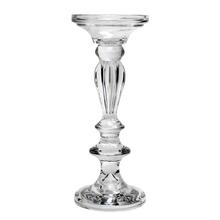 Sklenený svietnik s elegantným dizajnom.