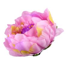 Umelá pivonka v krémovo-ružovej farbe s priemerom 10 cm.