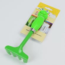 Detské hrable ŽABA s dĺžkou 19 cm.