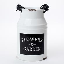 Biela keramická váza s nápisom Flowers & Garden.