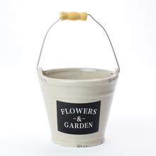 Šedé vedro s nápisom Flowers & Garden