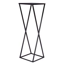 Čierny stojan na kvet s moderným dizajnom.