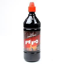 Číry lampový olej v plastovej fľaši s červeným uzáverom.
